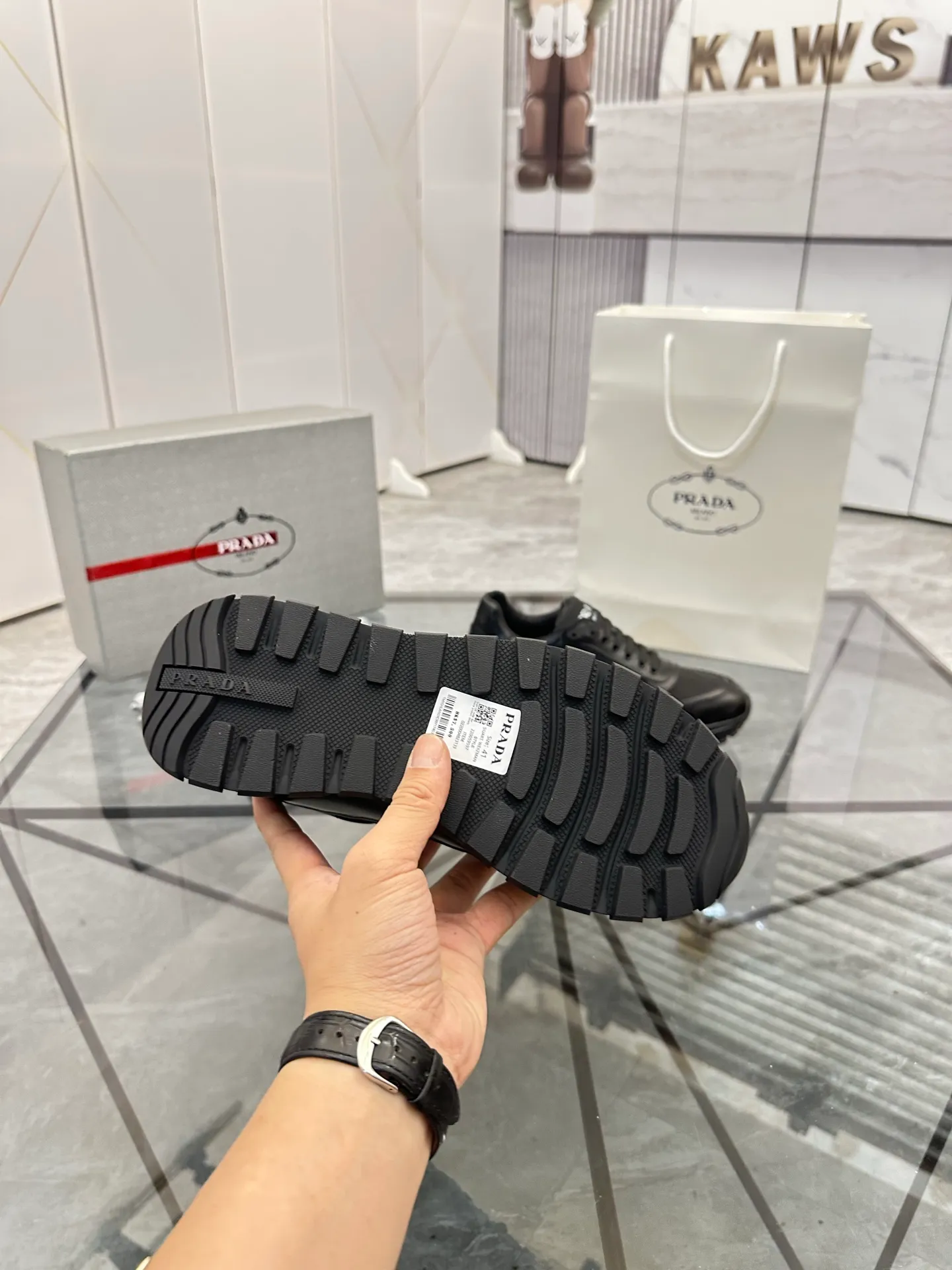 Men's shoes: 💰P580¥ High-end top quality Product trademark: Prada *"Prada*" low-top casual shoes Regular size: 38-45 (can be customized to 46) Product materials: imported first-layer cowhide stitching breathable mesh upper, water-dyed cowhide lining, cowhide foot pads, original ultra-light foam outsole. No.: 001